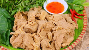 Thịt chua được nhiều người biết tới là món ăn bình dân của người dân tộc Mường khu vực Thanh Sơn. 