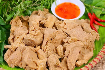 Thịt chua được nhiều người biết tới là món ăn bình dân của người dân tộc Mường khu vực Thanh Sơn.