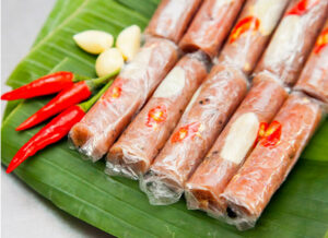 Nem chua không phải là món ăn chỉ có ở Quảng Ninh, nhưng nem chua nơi đây lại sở hữu nét rất riêng và không thể nhầm lẫn với nơi khác. 