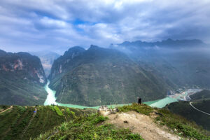 Tọa lạc ngay dưới chân đèo Mã Pì Lèng, Hẻm Tu Sản được bao bọc bởi dòng sông Nho Quế xanh ngọc bích thơ mộng.