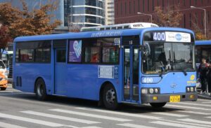 Xe bus là phương tiện di chuyển công cộng phổ biến nhất mà du khách dễ nhìn thấy khi đặt chân tới Hàn Quốc. 