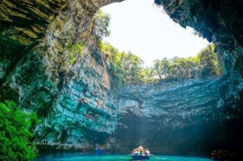 Phong Nha là một trong những hang động nước dài và to nhất trên thế giới, không những thế đây cũng là động sở hữu con sông ngầm duy nhất tại Việt Nam được khai thác để phục vụ cho mục đích du lịch.