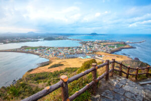 Một vài năm gần đây, chính phủ Hàn Quốc đã miễn visa và khai thác đường bay từ Việt Nam tới Jeju. 