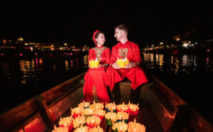 Phố cổ Hội An về đêm vô cùng thú vị khi dòng sông Hoài được thắp sáng bởi rất nhiều hoa đăng rực rỡ sắc màu. 