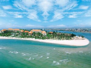 Biển Nhật Lệ là một trong những bãi biển đẹp nhất tại Việt Nam.