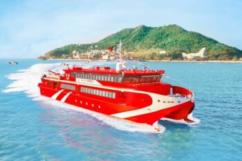 Du khách có thể đi du lịch Phú Quốc bằng tàu cánh ngầm từ cảng Rạch Giá, tỉnh Kiên Giang hoặc Hà Tiên, thị xã Hà Tiên.