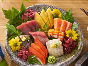 Sashimi là món ăn tươi sống gồm nhiều loại hải sản khác nhau. 