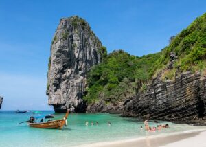 Phuket là hòn đảo du lịch nổi tiếng bậc nhất tại đất nước Chùa Vàng.