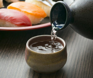 Đối với người Nhật, rượu Sake không đơn thuần là một loại đồ uống trong mỗi bữa ăn, đây còn là cầu nối giữa con người với thần linh. 