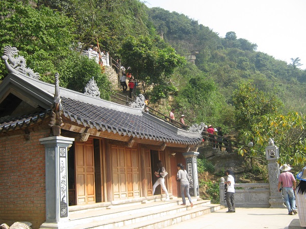 Đền thờ thần Cao Sơn thờ vị thần cai quản vùng núi Vũ Lâm