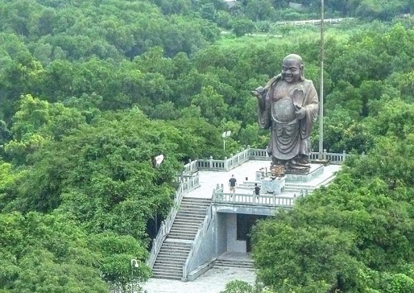 Tượng phật Di Lặc được đặt trên đỉnh đồi cao nhất trong quần thể chùa Bái Đính