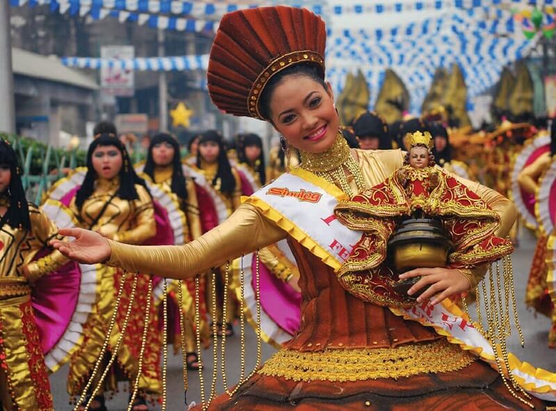 Cô gái và đoàn người diễu hành trong trang phục ngày Tết truyền thống tại Philipines