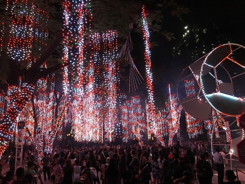 Ánh đèn rực rỡ cả một góc thành phố trong lễ Noel của Philippines