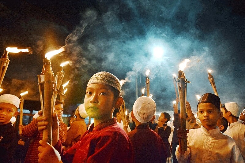 Trẻ con đạo Hồi rước đuốc mừng lễ Tết theo đạo Hồi ở Indonesia