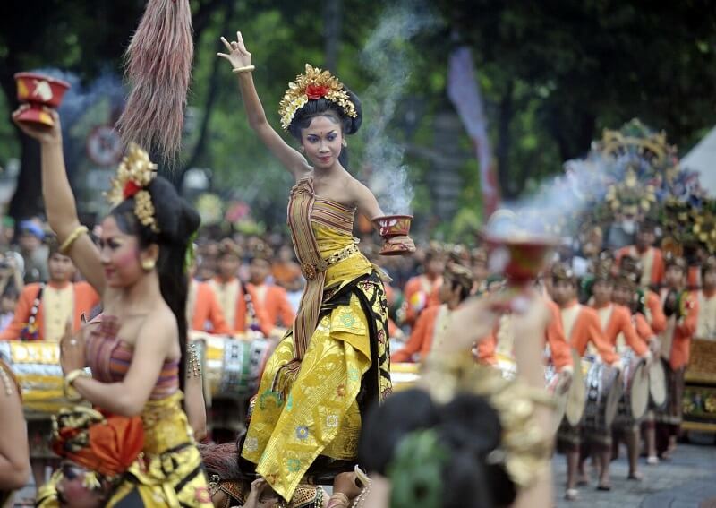Cô gái và đoàn diễu hành nhảy múa dịp Tết tại Indonesia