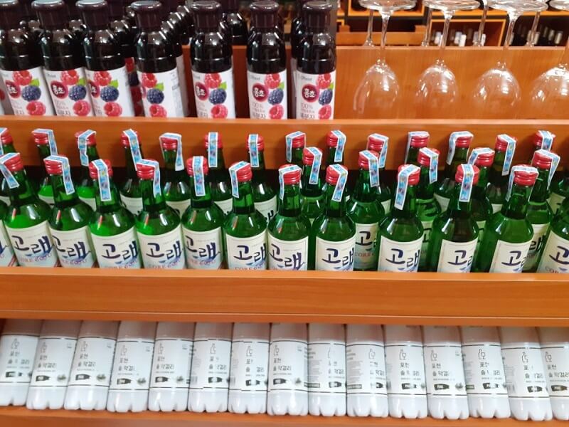 Soju và Makgeolli là 2 loại đồ uống có cồn nổi tiếng ở Hàn Quốc