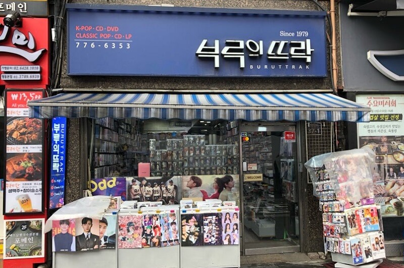 Nhiều cửa hàng xung quanh Seoul bày ban các sản phẩm liên quan đến giới giải trí Hàn Quốc