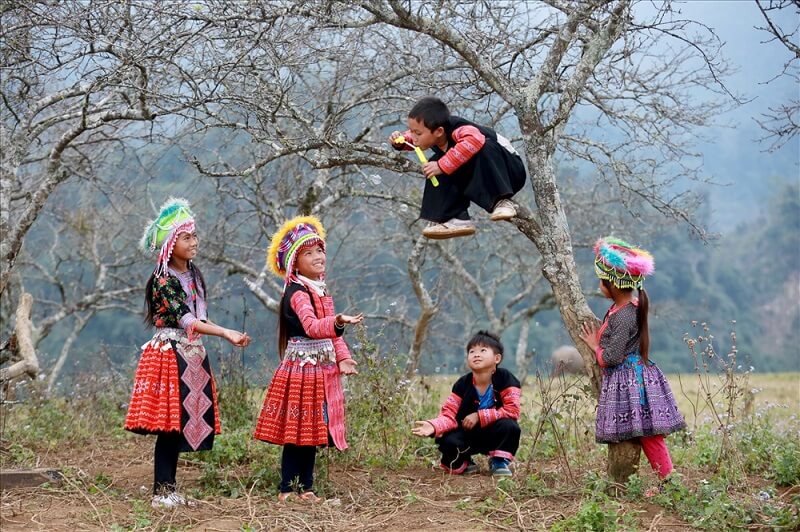 Các em bé người Mông tại Mộc Châu với nụ cười luôn nở trên môi