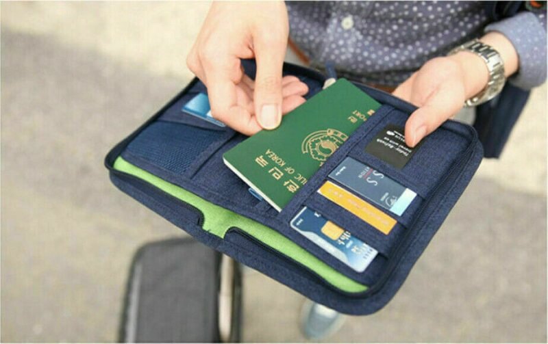 Túi nhỏ có nhiều ngăn là hành trang cần thiết để đựng giấy tờ tùy thân, tiền mặt và thẻ ngân hàng