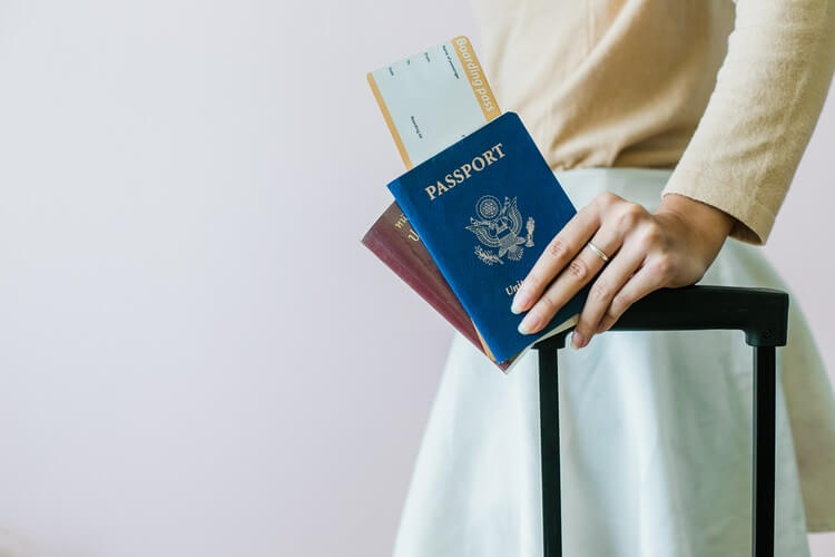 Hộ chiếu và căn cước công dân là vật giúp chứng minh nhân thân và quốc tịch