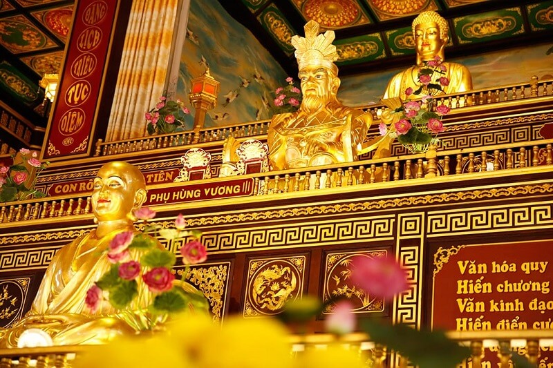 Các tượng Thần, Phật, Tổ tiên người Việt bên trong đền Đại Nam đều được dát vàng 24k