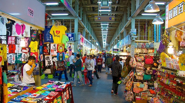 Chợ đêm Sĩ Lâm với nhiều gian hàng quần áo, túi xách