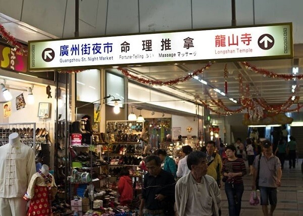 Khu mua sắm gần chùa Longshan bày bán nhiều mặt hàng truyền thống