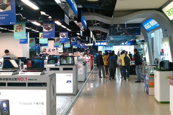 Gian hàng máy tính tại chợ Guanghua