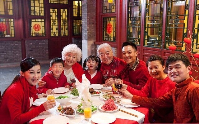 Sắc đỏ luôn được các gia đình Trung Quốc ưa thích ăn diện vào Tết Nguyên Đán