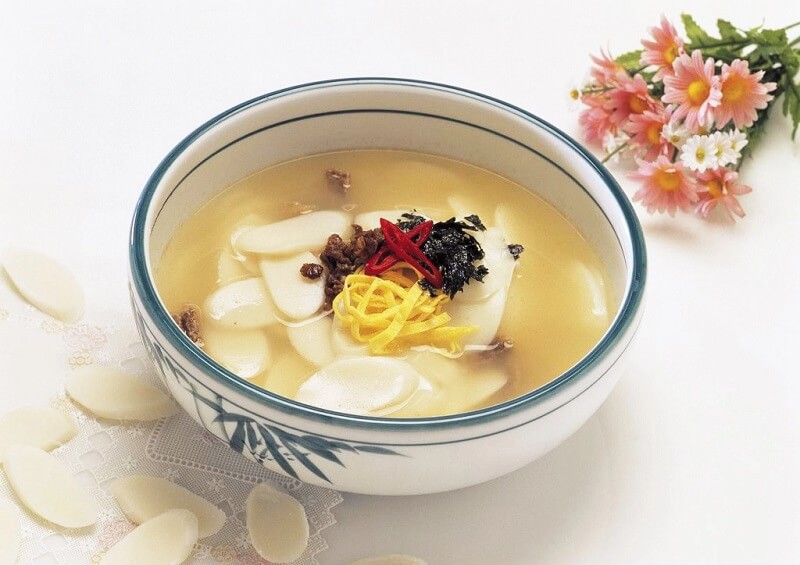  Tteokguk là món ăn không thể thiếu trong dịp Tết Hàn Quốc