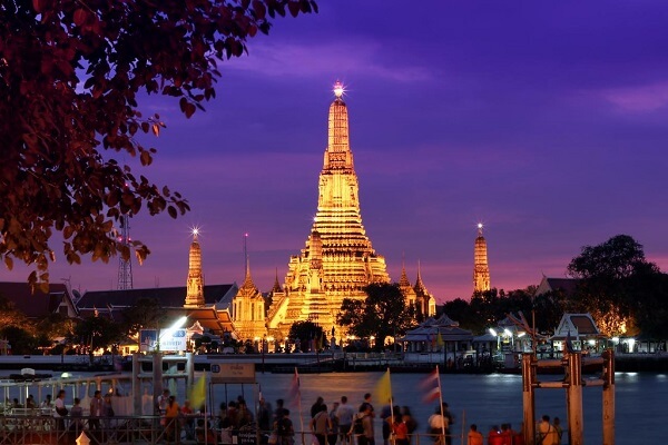 Wat Arun là một trong những ngôi chùa cổ kính nhất thủ đô Bangkok