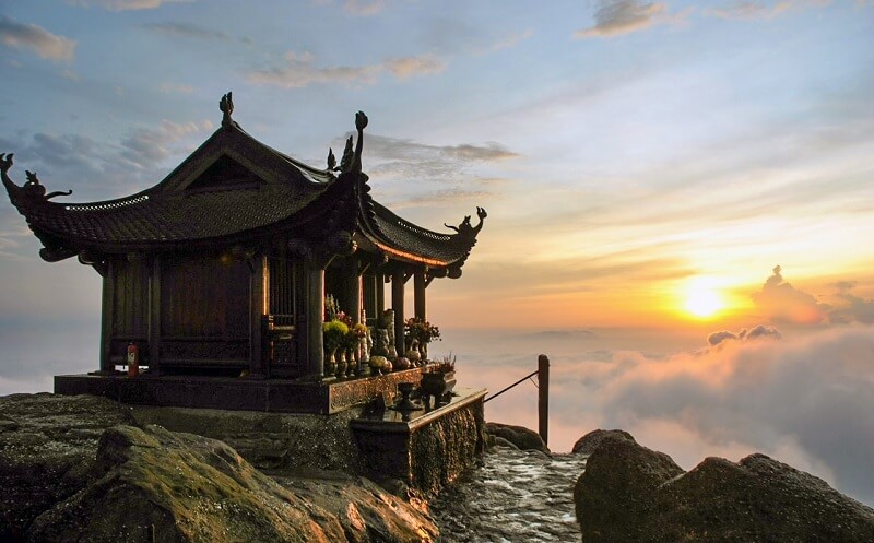 Khu di tích danh thắng Yên Tử nằm trong dãy núi cánh cung Đông Triều