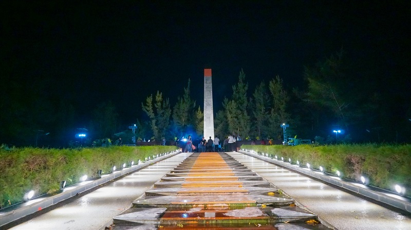 Nghĩa Trang Hàng Dương vào buổi tối là thời điểm rất nhiều người tới viếng thăm
