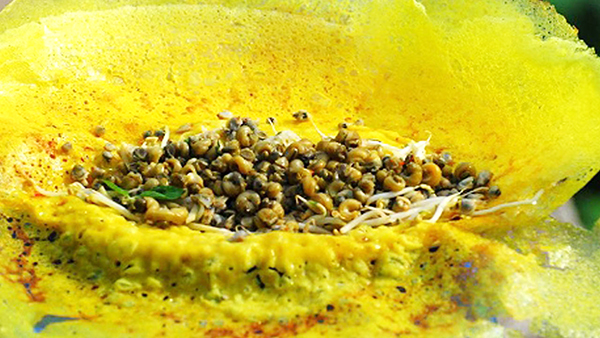 Bánh xèo ốc gạo là đặc sản nổi tiếng Bến Tre