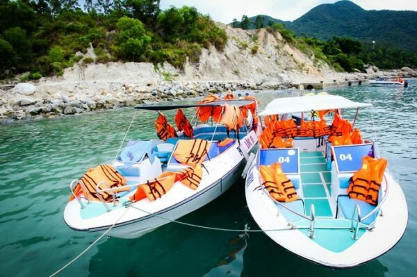 Bạn có thể thuê cano hoặc tàu thuyền để ra đảo