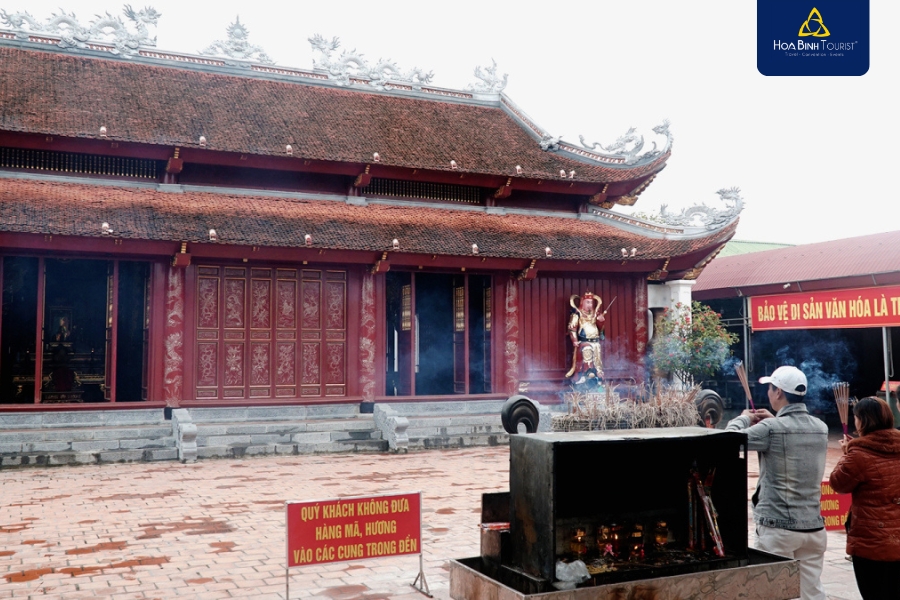 Đền thờ Ông Hoàng Mười Nghệ An nổi bật với hình ảnh ngói đỏ truyền thống