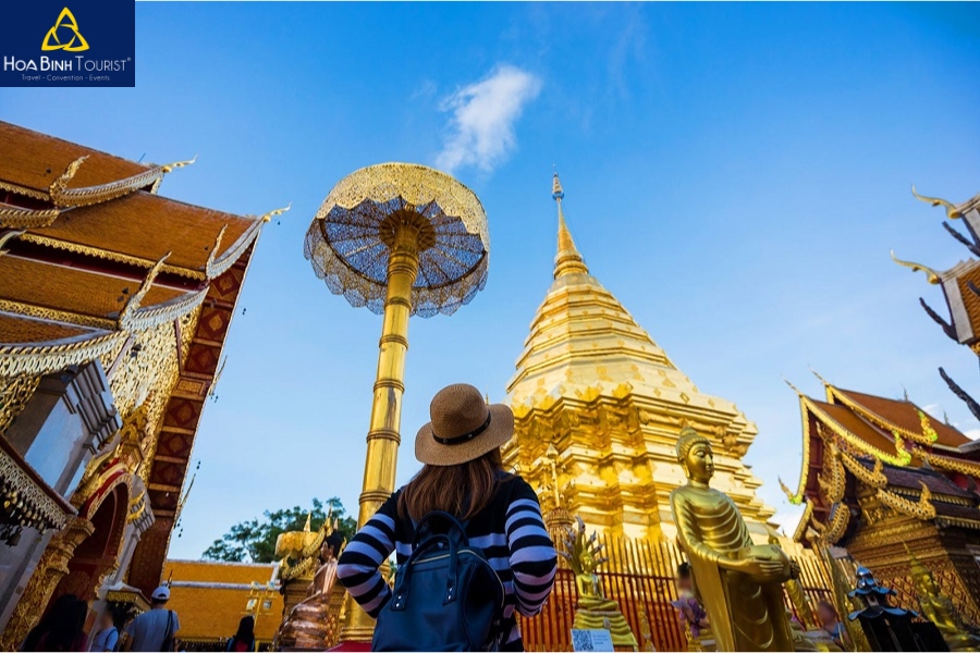 Ăn mặc gọn gàng khi đi chùa Thái Lan thể hiện sự tôn trọng tôn giáo địa phương