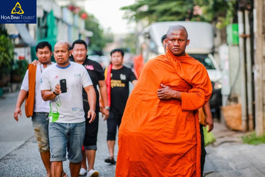 Không nên xoa đầu người khác khi du lịch tại Thái Lan