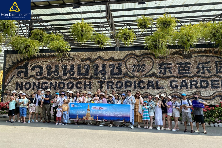 Đoàn khách đi tour Thái Lan cùng Hòa Bình Tourist