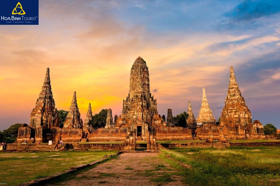 Chùa Wat Mahathat tại Ayutthaya có kiến trúc độc đáo tựa như Angkor Wat