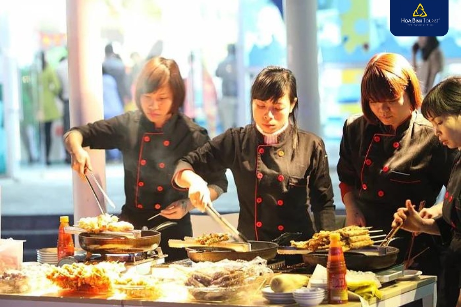Chợ đêm hải sản Thiên Kim Long thu hút du khách bởi ẩm thực được chế biến đa dạng 