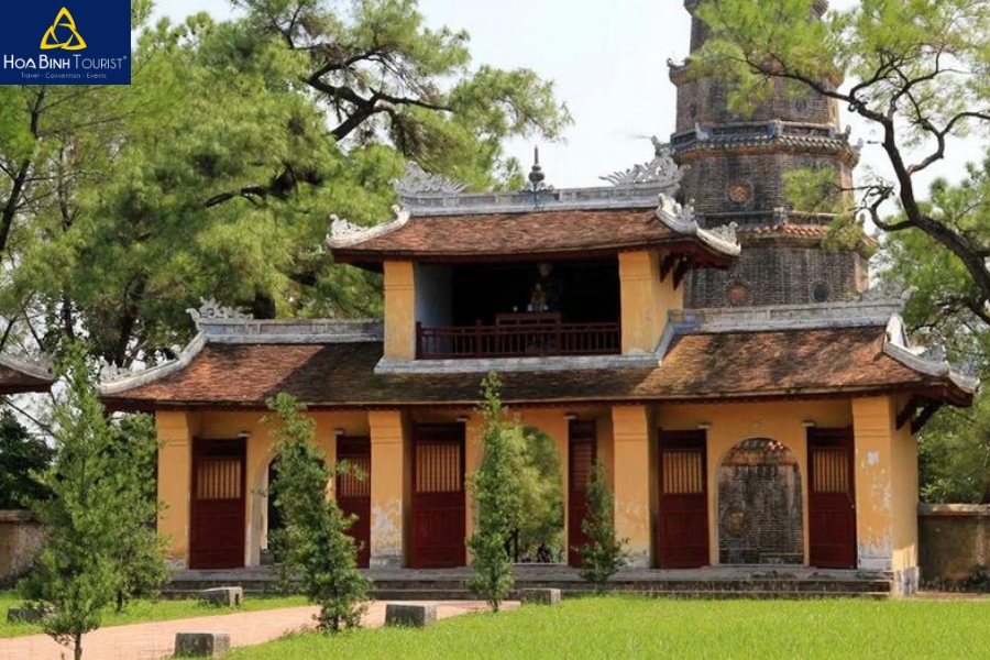 Cổng tam quan - chùa Thiên Mụ Huế