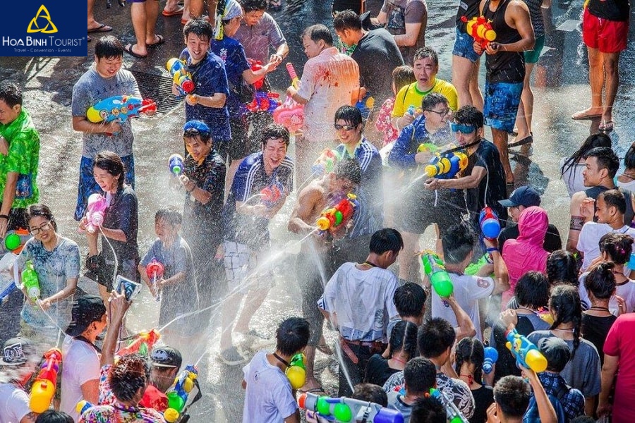 Lễ hội té nước Songkran sôi động tại xứ sở chùa vàng 