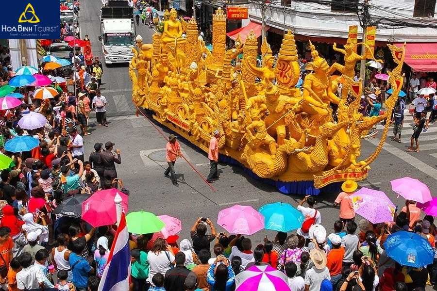 Du khách dùng người dân tham gia lễ hội Phật giáo Khao Phansa