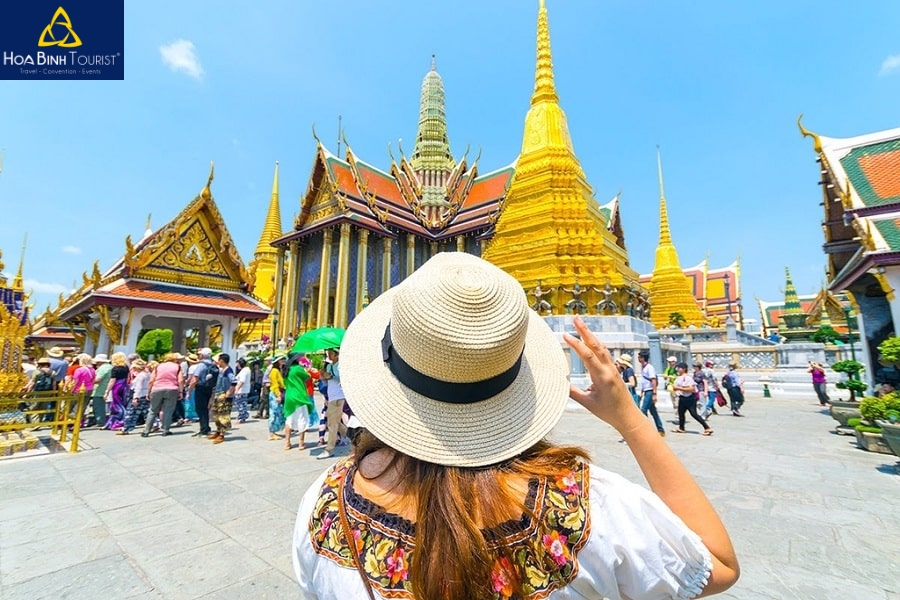 Lựa chọn trang phục rộng rãi, thoáng mát khi du lịch Thái Lan vào mùa khô, nắng