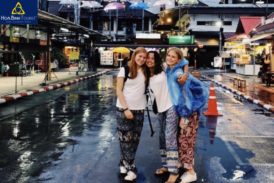Chuẩn bị các trang phục thoải mái tiện du ngoạn Thái Lan vào những ngày mưa