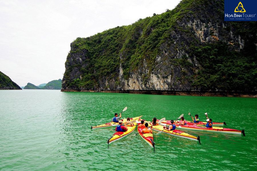 Trải nghiệm chèo thuyền kayak khám phá Vịnh Bái Tử Long 