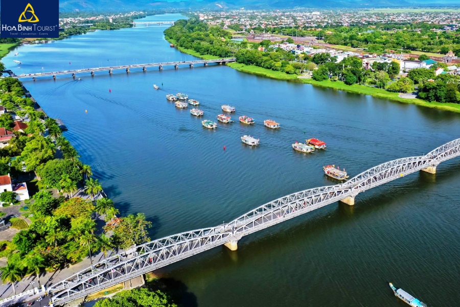 Cầu Tràng Tiền cổ kính bắc ngang qua sông Hương thơ mộng