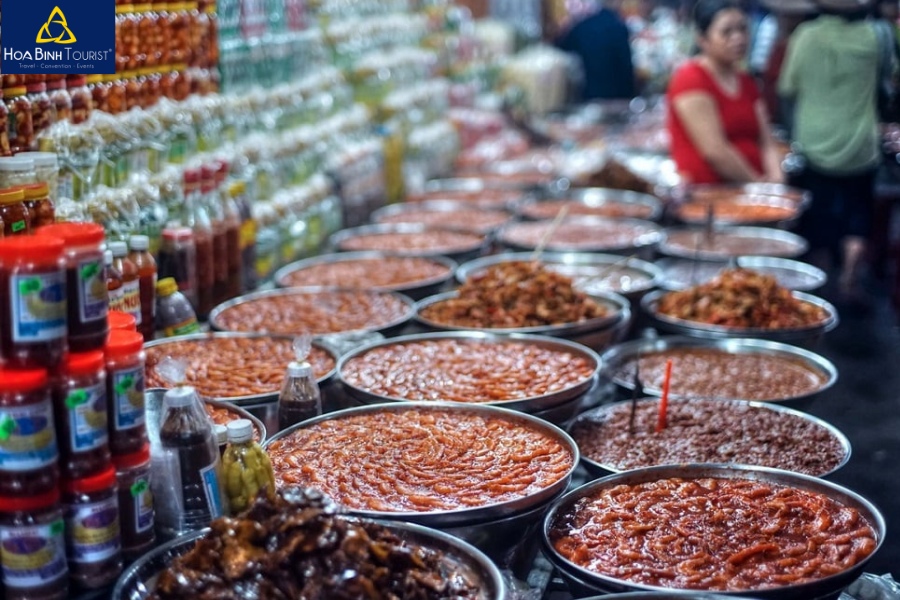 Mua đặc sản mắm tôm chua về làm quà tại chợ Đông Ba