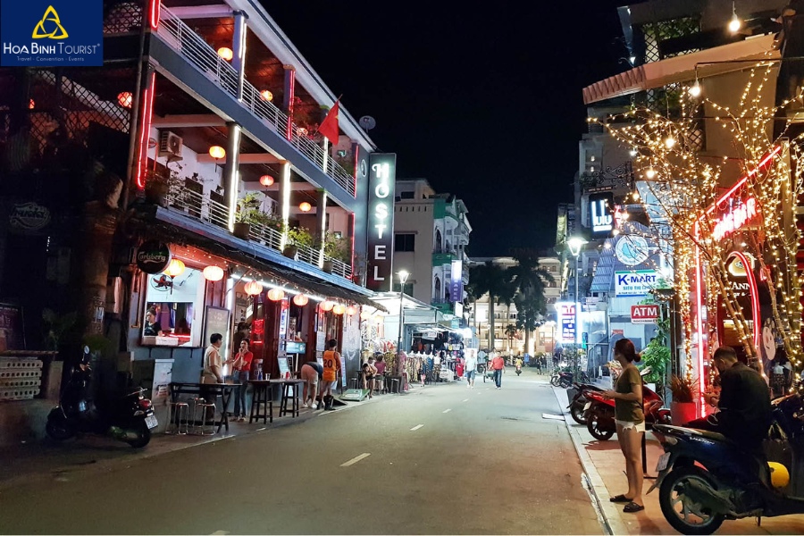 Phố đi bộ Tây Huế - Địa điểm vui chơi siêu náo nhiệt về đêm tại Huế 
